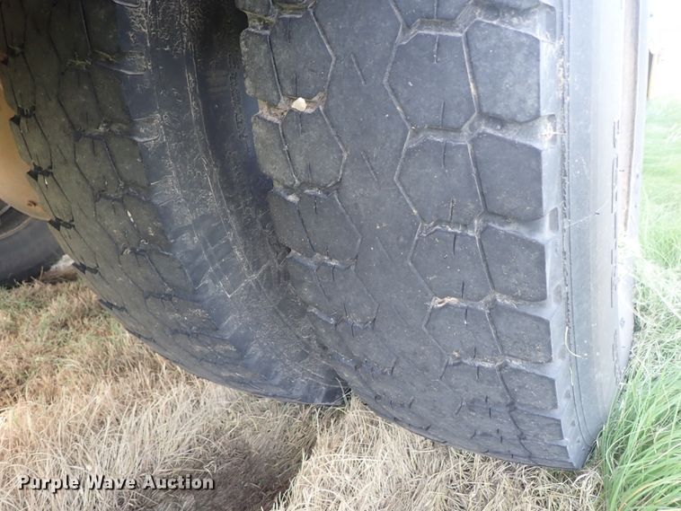 image for item DE5422 1998 Ford B800 Blue Bird school bus