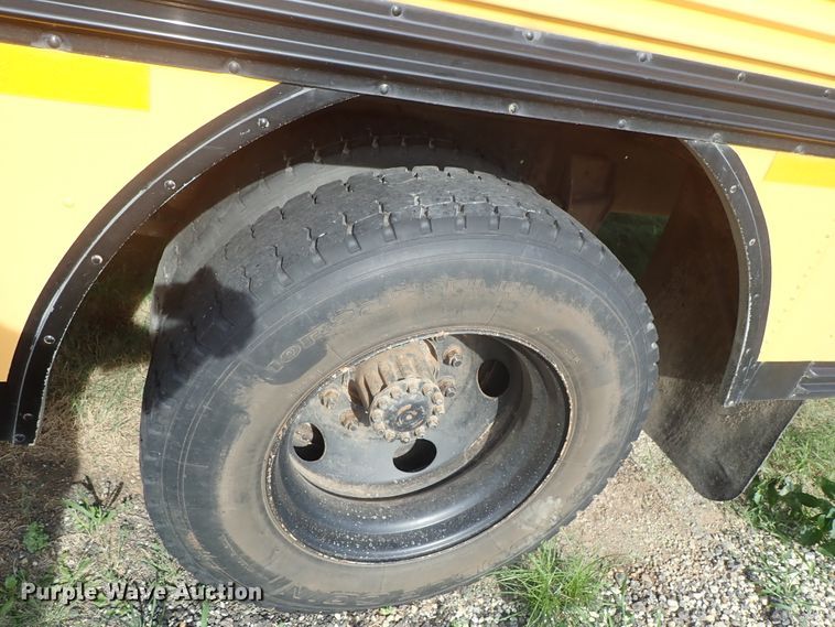 image for item DE5422 1998 Ford B800 Blue Bird school bus