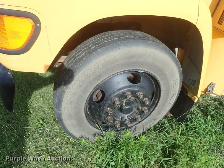 image for item DE5422 1998 Ford B800 Blue Bird school bus