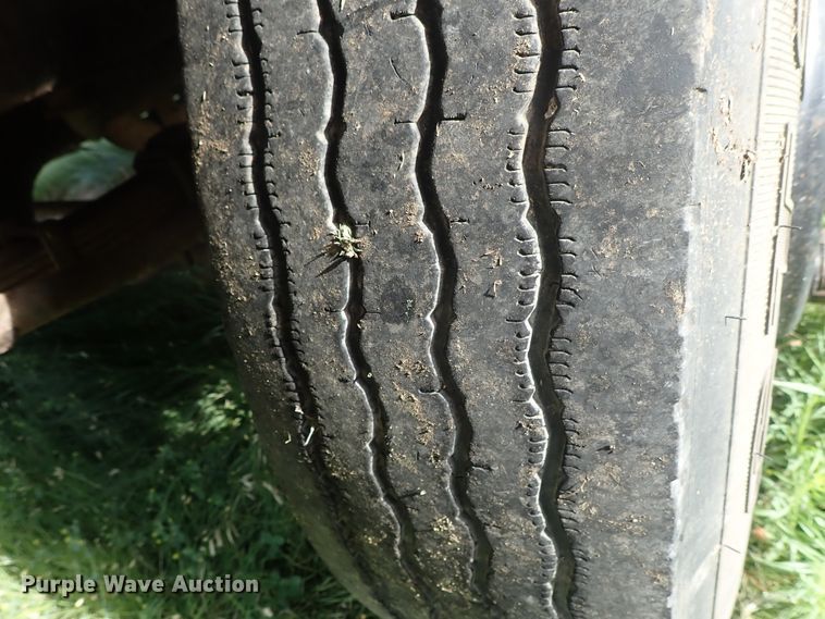 image for item DE5422 1998 Ford B800 Blue Bird school bus