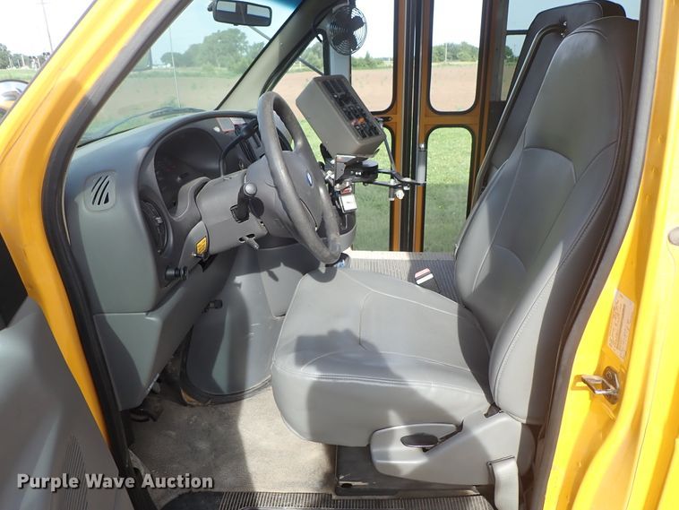 image for item DE5427 2006 Ford E350 Super Duty Collins school bus