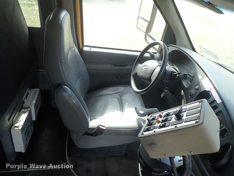 image for item DE5427 2006 Ford E350 Super Duty Collins school bus