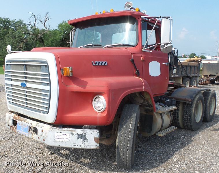 image for item DE7832 1989 Ford L9000 semi truck