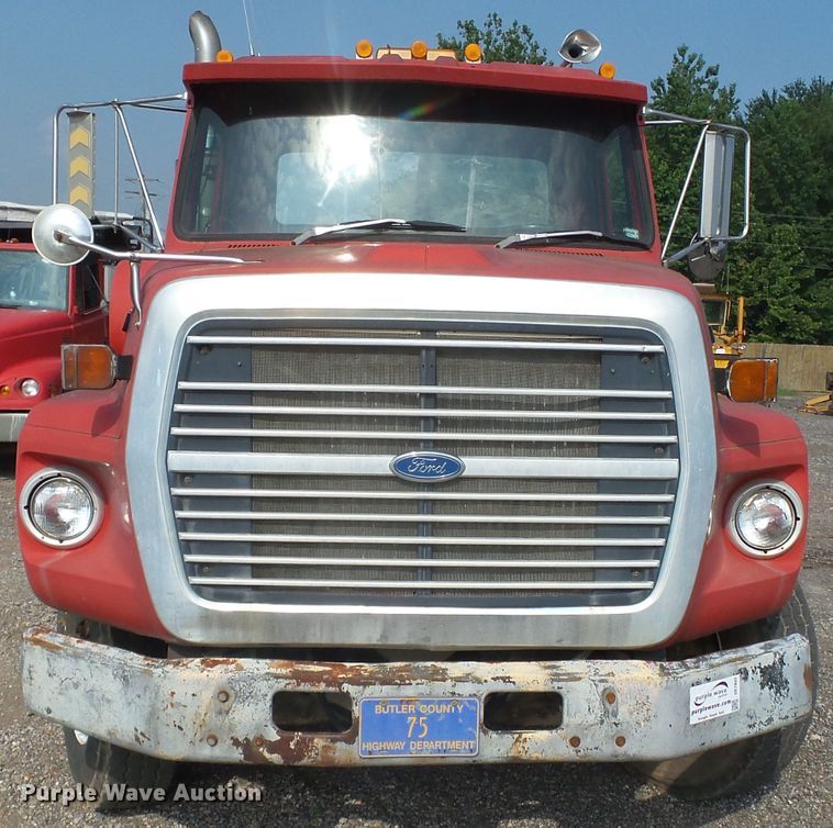image for item DE7832 1989 Ford L9000 semi truck
