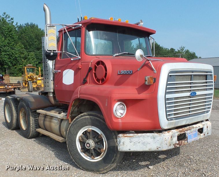 image for item DE7832 1989 Ford L9000 semi truck
