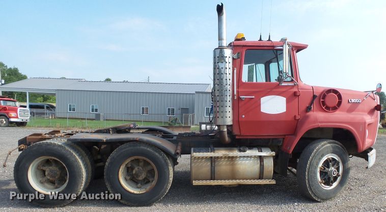 image for item DE7832 1989 Ford L9000 semi truck