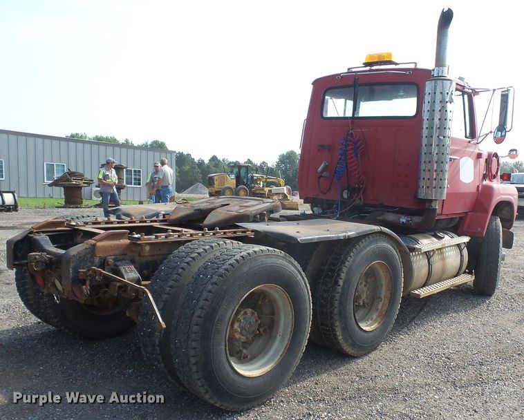 image for item DE7832 1989 Ford L9000 semi truck