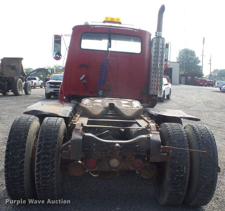 image for item DE7832 1989 Ford L9000 semi truck