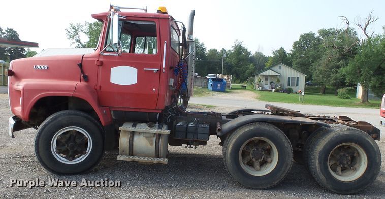 image for item DE7832 1989 Ford L9000 semi truck