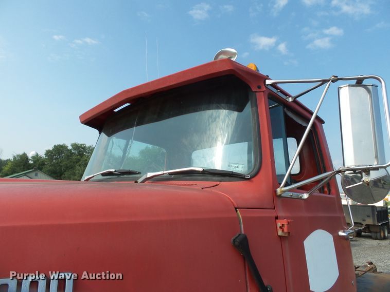 image for item DE7832 1989 Ford L9000 semi truck