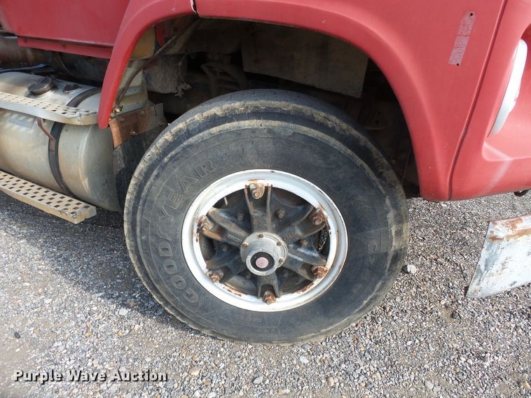 image for item DE7832 1989 Ford L9000 semi truck