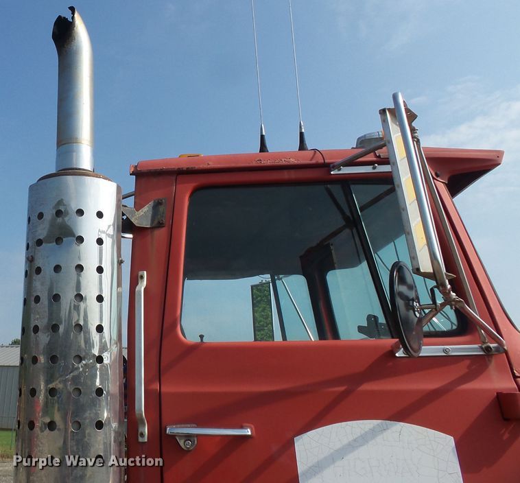 image for item DE7832 1989 Ford L9000 semi truck