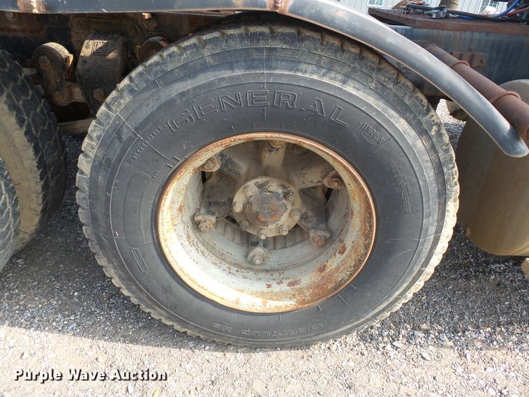 image for item DE7832 1989 Ford L9000 semi truck