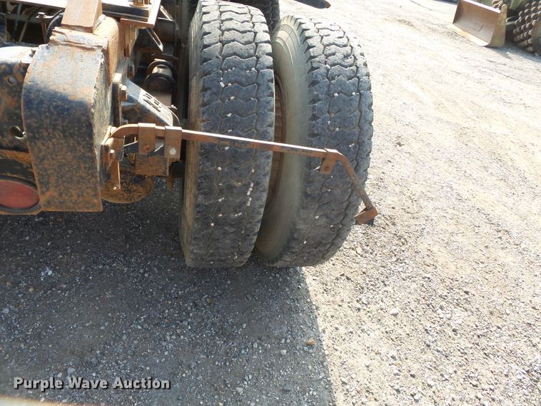 image for item DE7832 1989 Ford L9000 semi truck