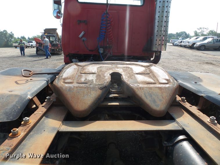 image for item DE7832 1989 Ford L9000 semi truck