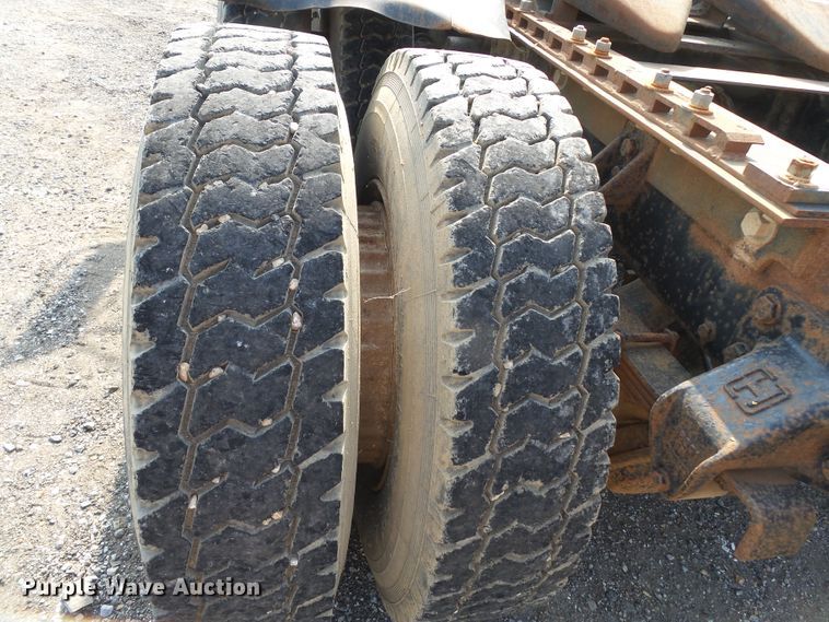 image for item DE7832 1989 Ford L9000 semi truck