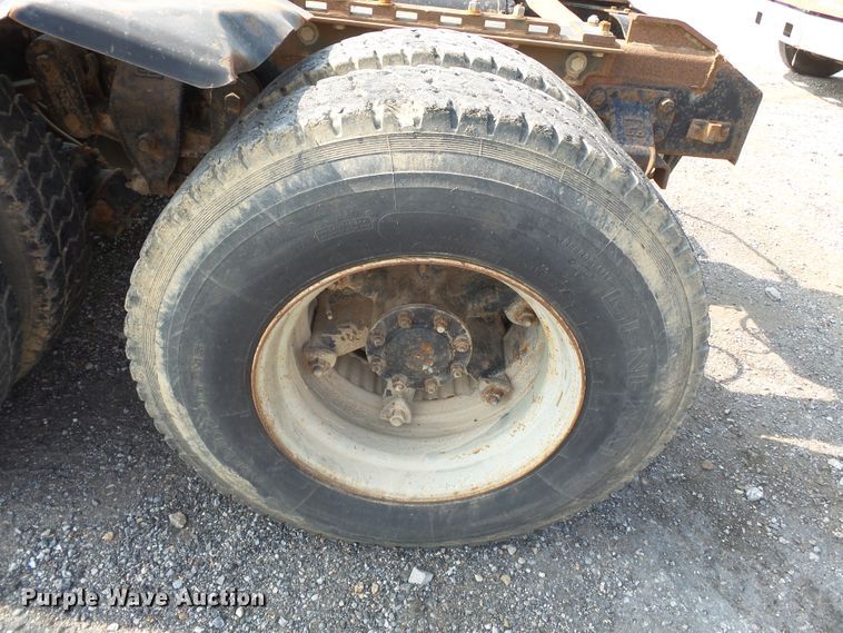 image for item DE7832 1989 Ford L9000 semi truck