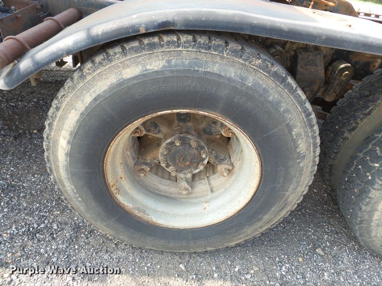 image for item DE7832 1989 Ford L9000 semi truck