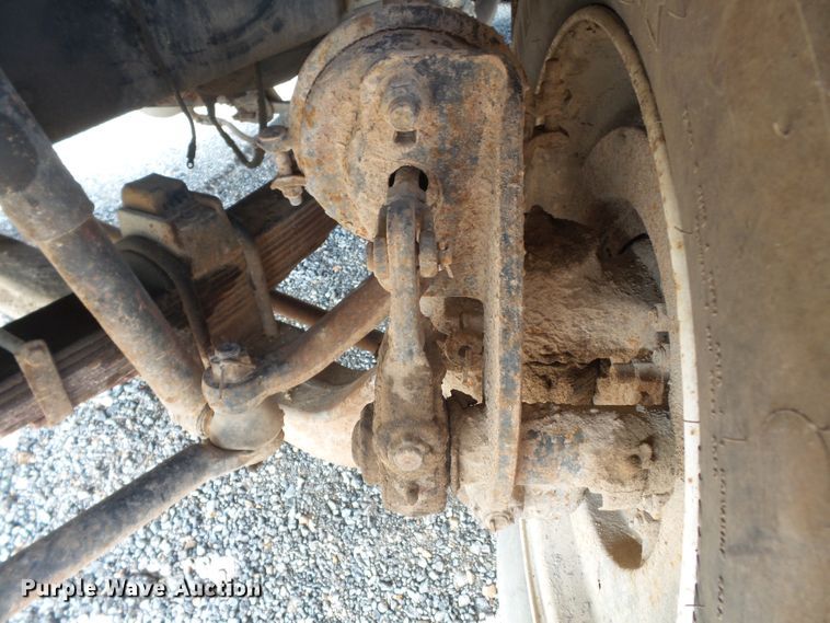 image for item DE7832 1989 Ford L9000 semi truck