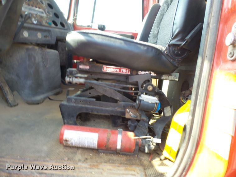 image for item DE7832 1989 Ford L9000 semi truck