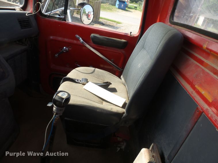 image for item DE7832 1989 Ford L9000 semi truck