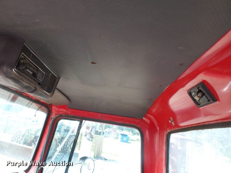 image for item DE7832 1989 Ford L9000 semi truck