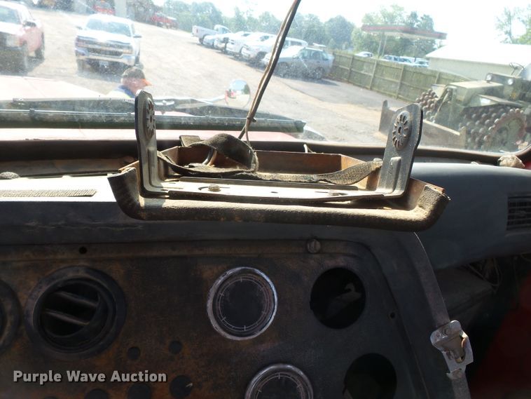 image for item DE7832 1989 Ford L9000 semi truck