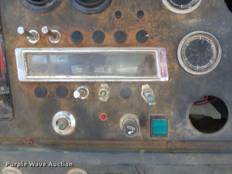 image for item DE7832 1989 Ford L9000 semi truck