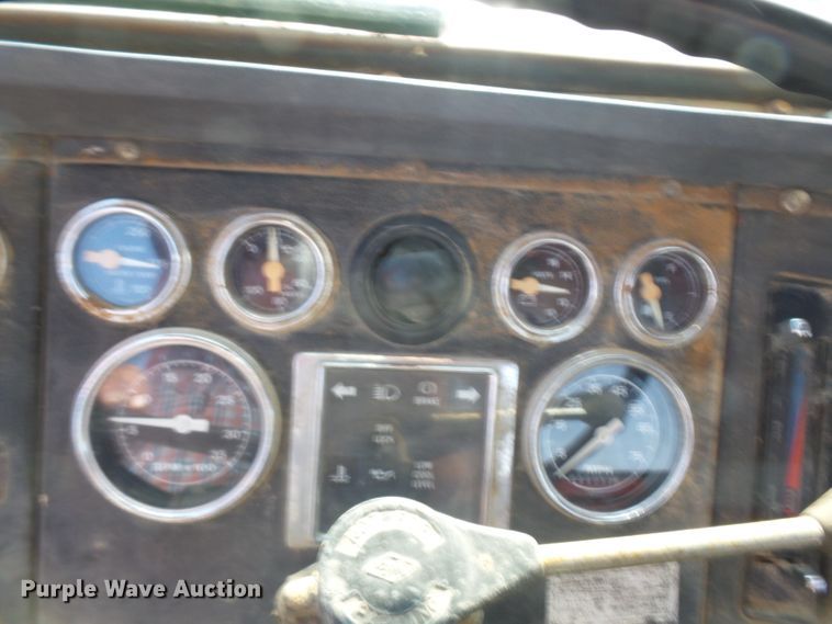 image for item DE7832 1989 Ford L9000 semi truck