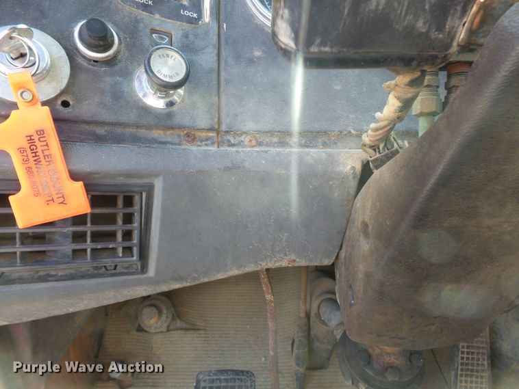 image for item DE7832 1989 Ford L9000 semi truck