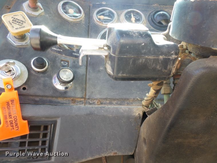 image for item DE7832 1989 Ford L9000 semi truck