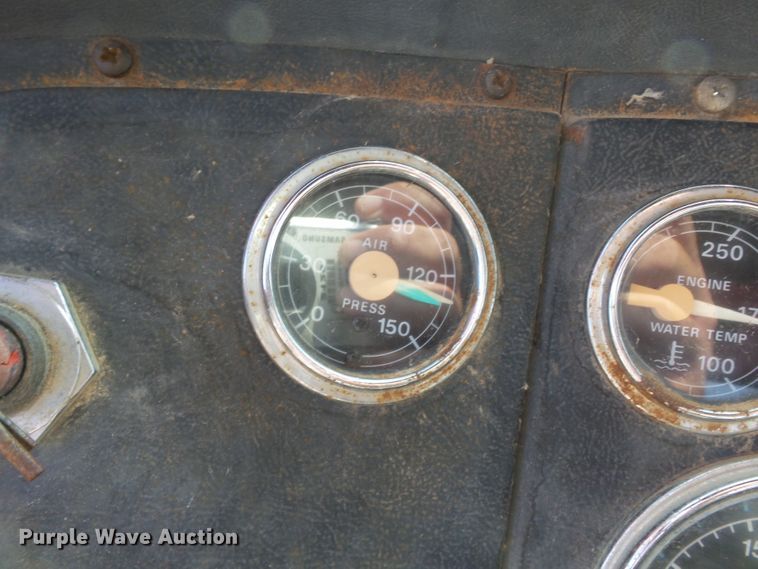 image for item DE7832 1989 Ford L9000 semi truck