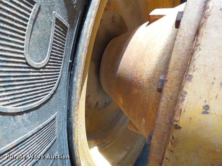 image for item DE7841 1987 John Deere 770B motor grader