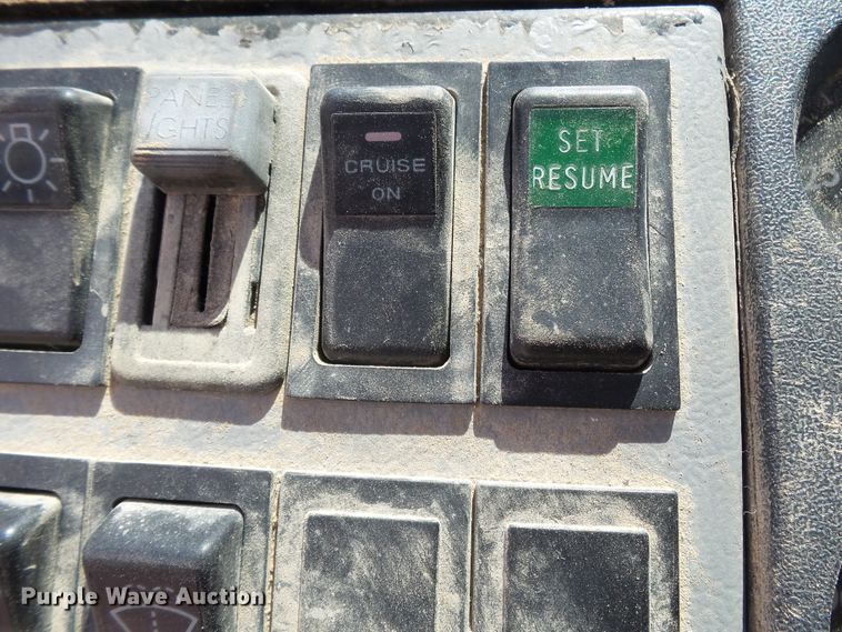 image for item DE7843 1996 Freightliner FL106 dump truck