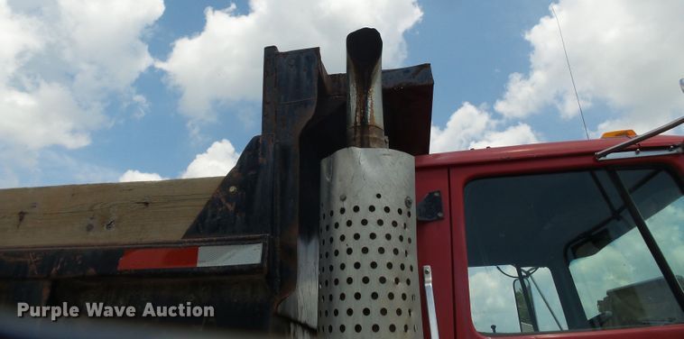 image for item DE7844 1994 Ford Aeromax L9000 dump truck