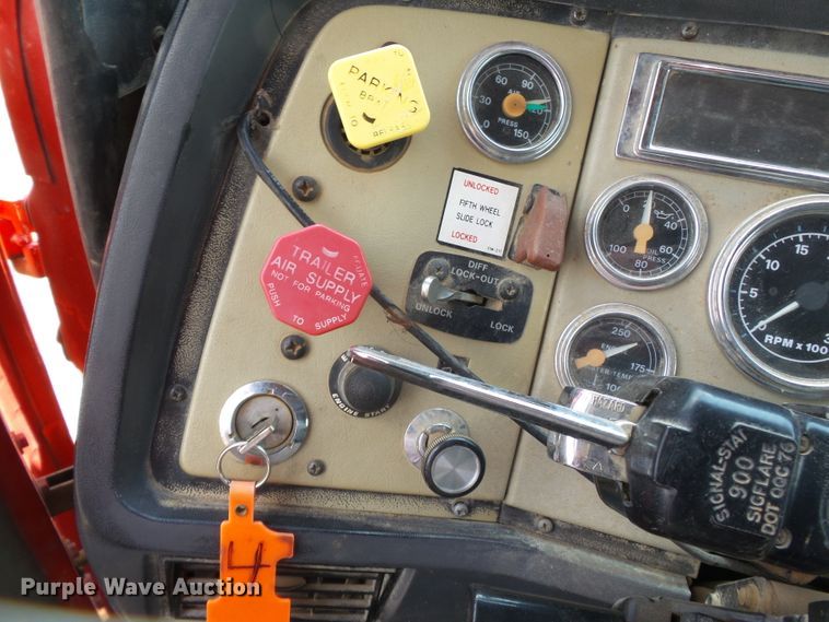 image for item DE7844 1994 Ford Aeromax L9000 dump truck