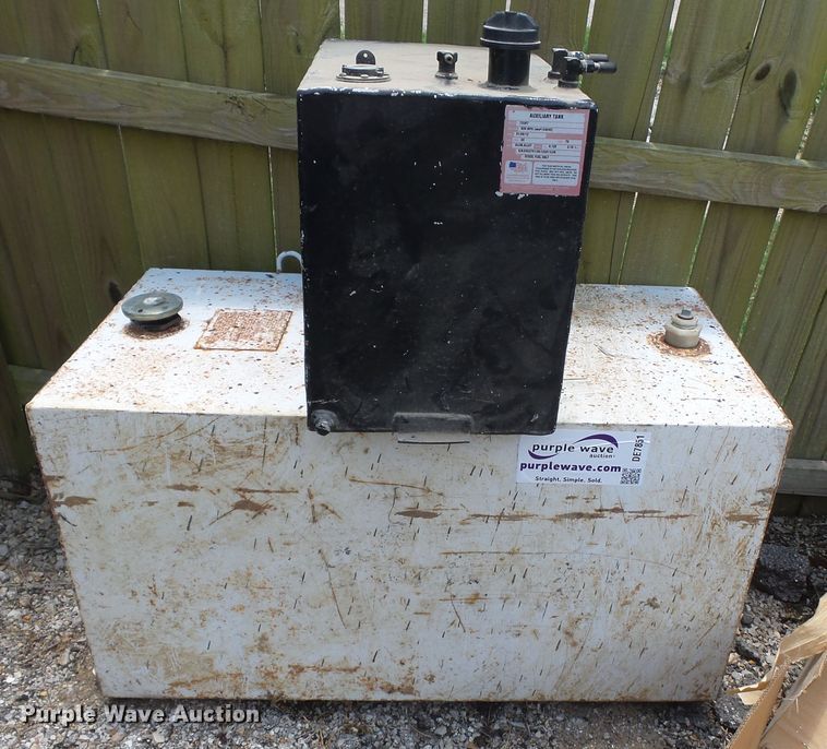 image for item DE7851 (2) fuel tanks