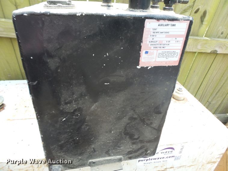 image for item DE7851 (2) fuel tanks