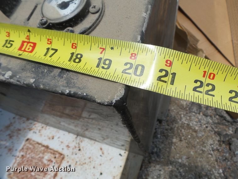 image for item DE7851 (2) fuel tanks