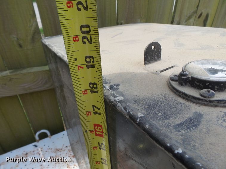 image for item DE7851 (2) fuel tanks