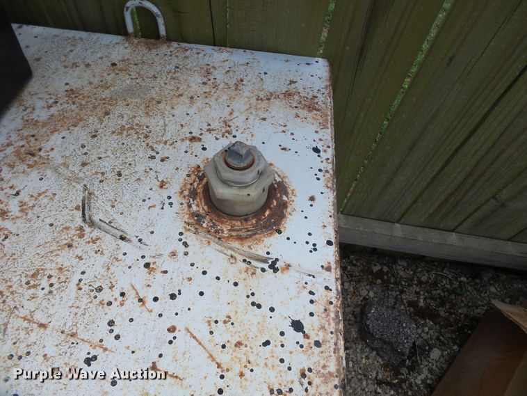 image for item DE7851 (2) fuel tanks