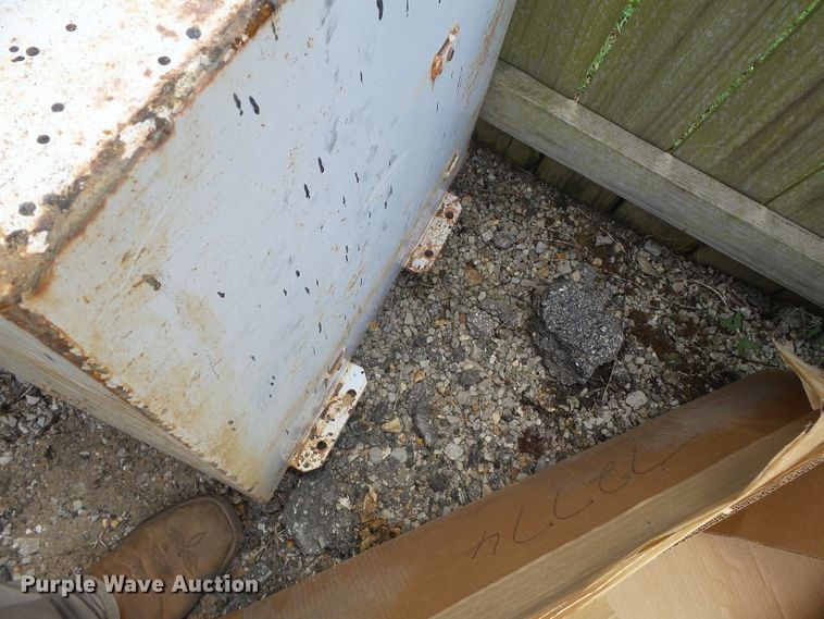 image for item DE7851 (2) fuel tanks