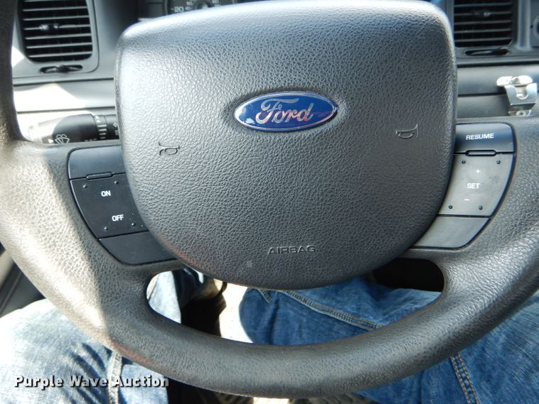 image for item DE8519 2006 Ford Crown Victoria Police Interceptor