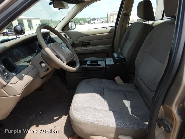 image for item DE8521 2004 Ford Crown Victoria Police Interceptor