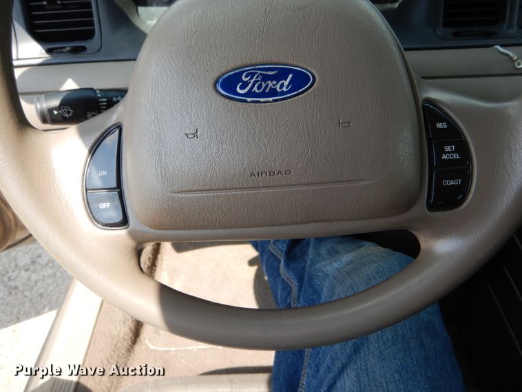 image for item DE8521 2004 Ford Crown Victoria Police Interceptor