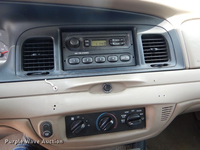 image for item DE8521 2004 Ford Crown Victoria Police Interceptor