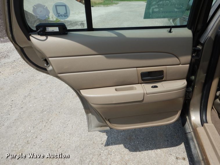 image for item DE8521 2004 Ford Crown Victoria Police Interceptor