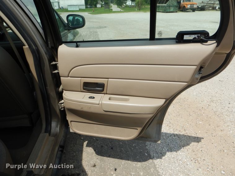 image for item DE8521 2004 Ford Crown Victoria Police Interceptor