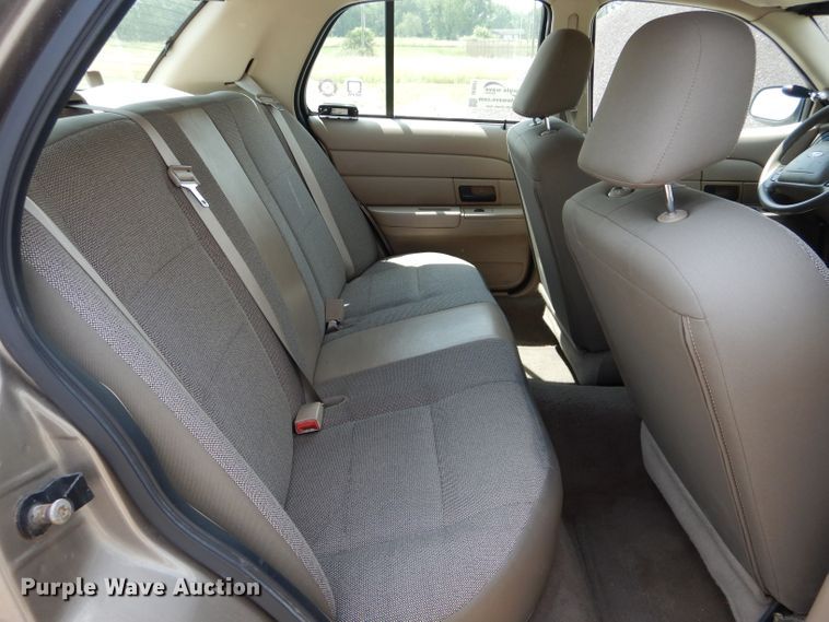 image for item DE8521 2004 Ford Crown Victoria Police Interceptor