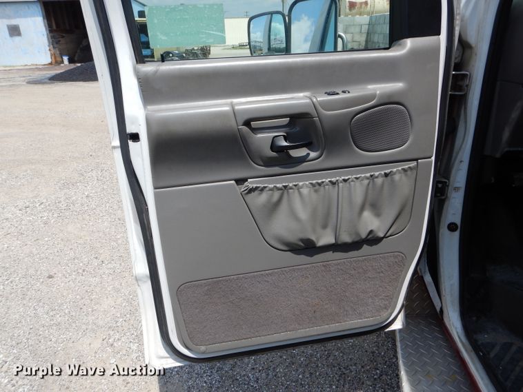 image for item DE8523 1999 Ford Econoline E450 Super Duty ambulance